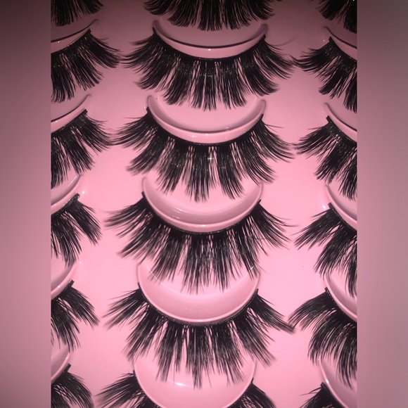 Lashes - Picture 5 of 6